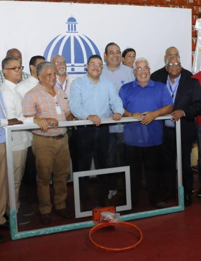 Camacho realiza entrega de tableros