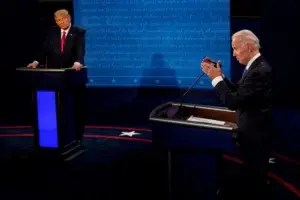 Biden y Trump se enfrentan hoy cara a cara en un debate que podría cambiar el rumbo de la campaña en EE.UU.