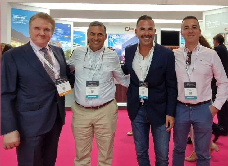 El presidente del grupo Alberto Vásquez,  al centro, y Carlos Rentalo junto a otros participantes.