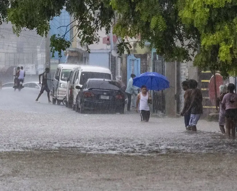 COE mantiene en alerta 25 provincias por onda tropical y vaguada