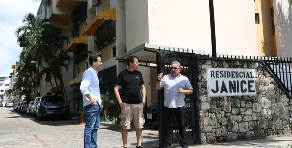 josé Grau,  Teudis Sosa y Ramón Guzmán, mientras reclamaban una solución al abastecimiento de agua.   JOSé FRANCISCO