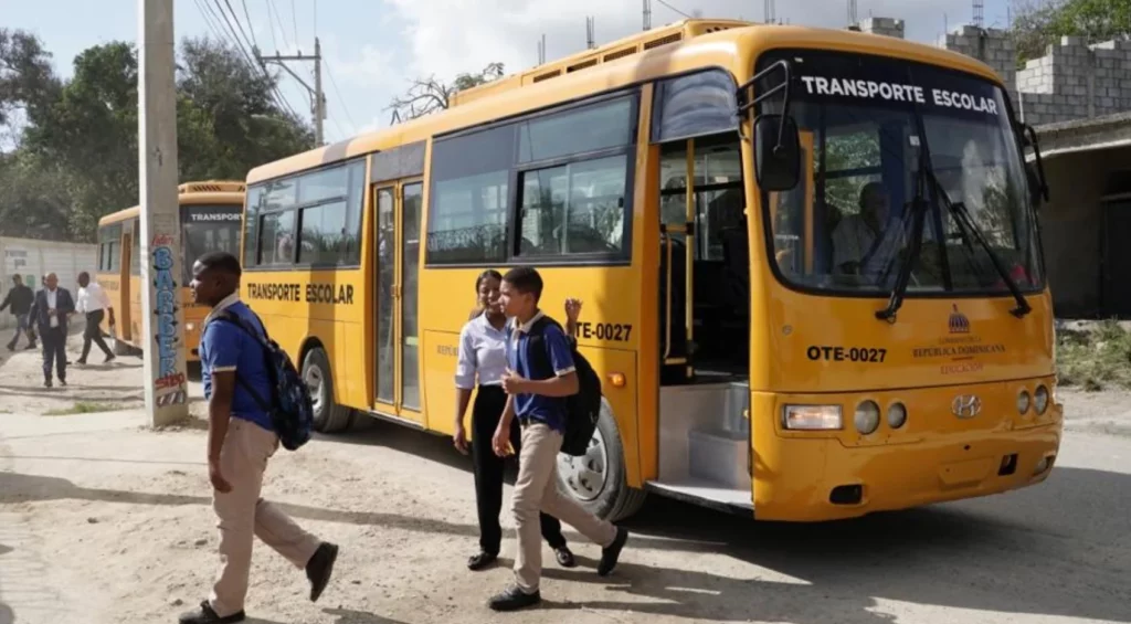 TRAE dice no hubo heridos en choque de guagua y autobús escolar