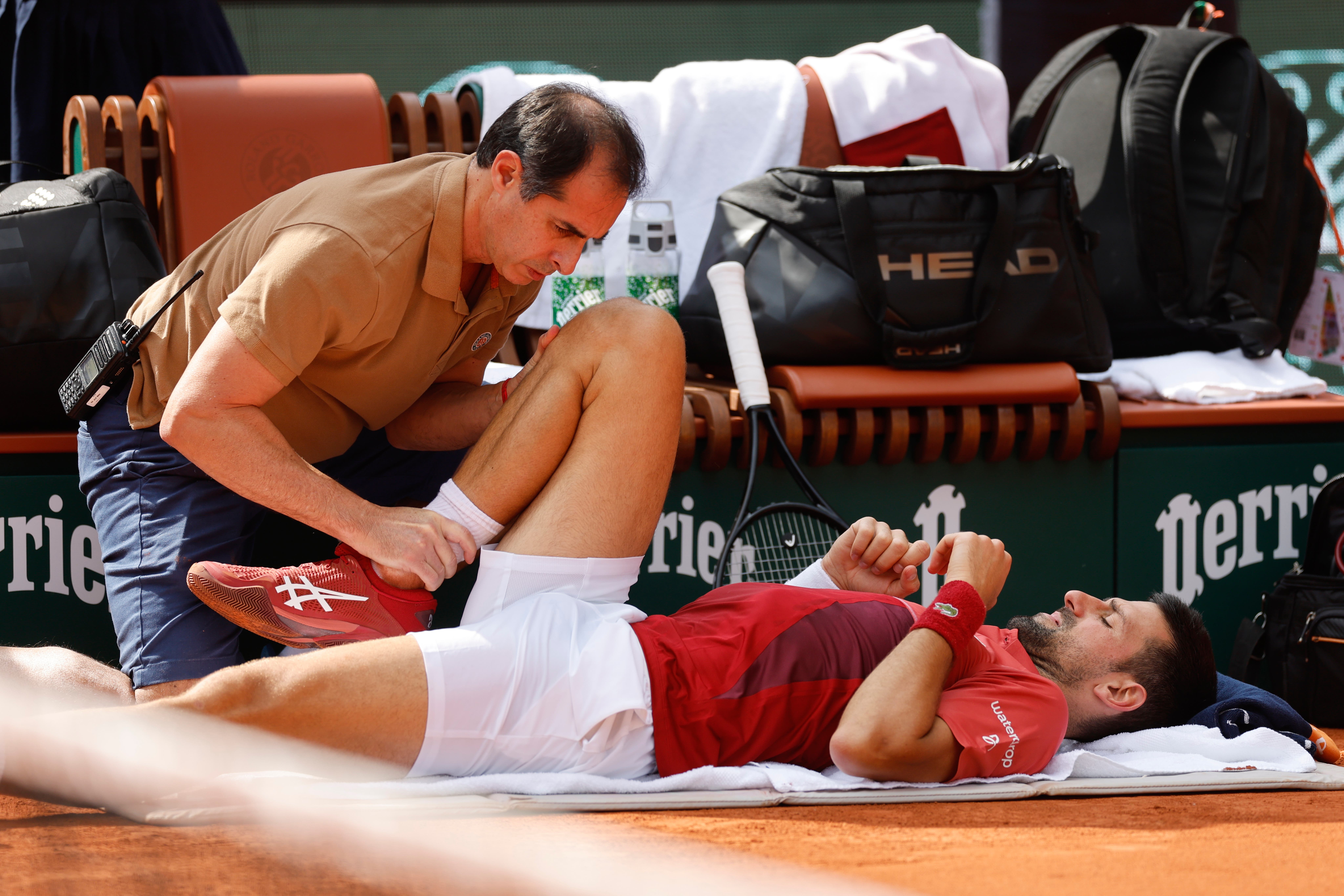 Novak Djokovic se retira de Roland Garros por lesión en rodilla derecha