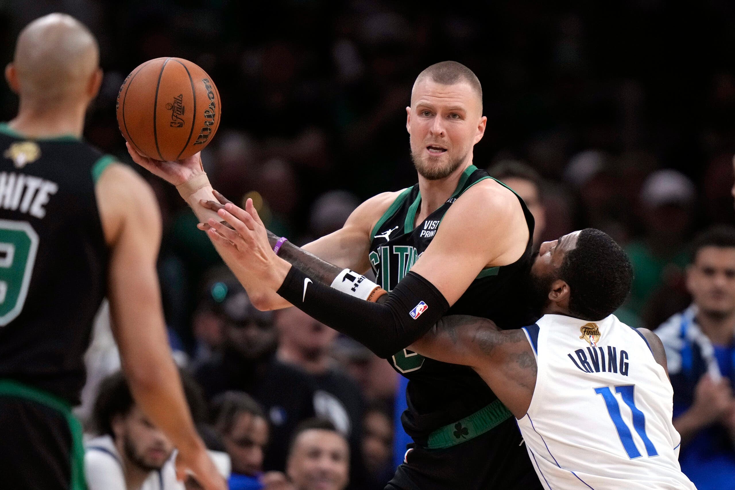 ¡OFICIAL! Porzingis fuera del tercer juego de las Finales de la NBA debido a una rara lesión