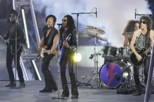 Lenny Kravitz lanza la final de la Champions a ritmo de rock y guitarreo