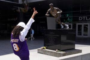 Los Lakers recuerdan a Jerry West como una leyenda y un icono eterno