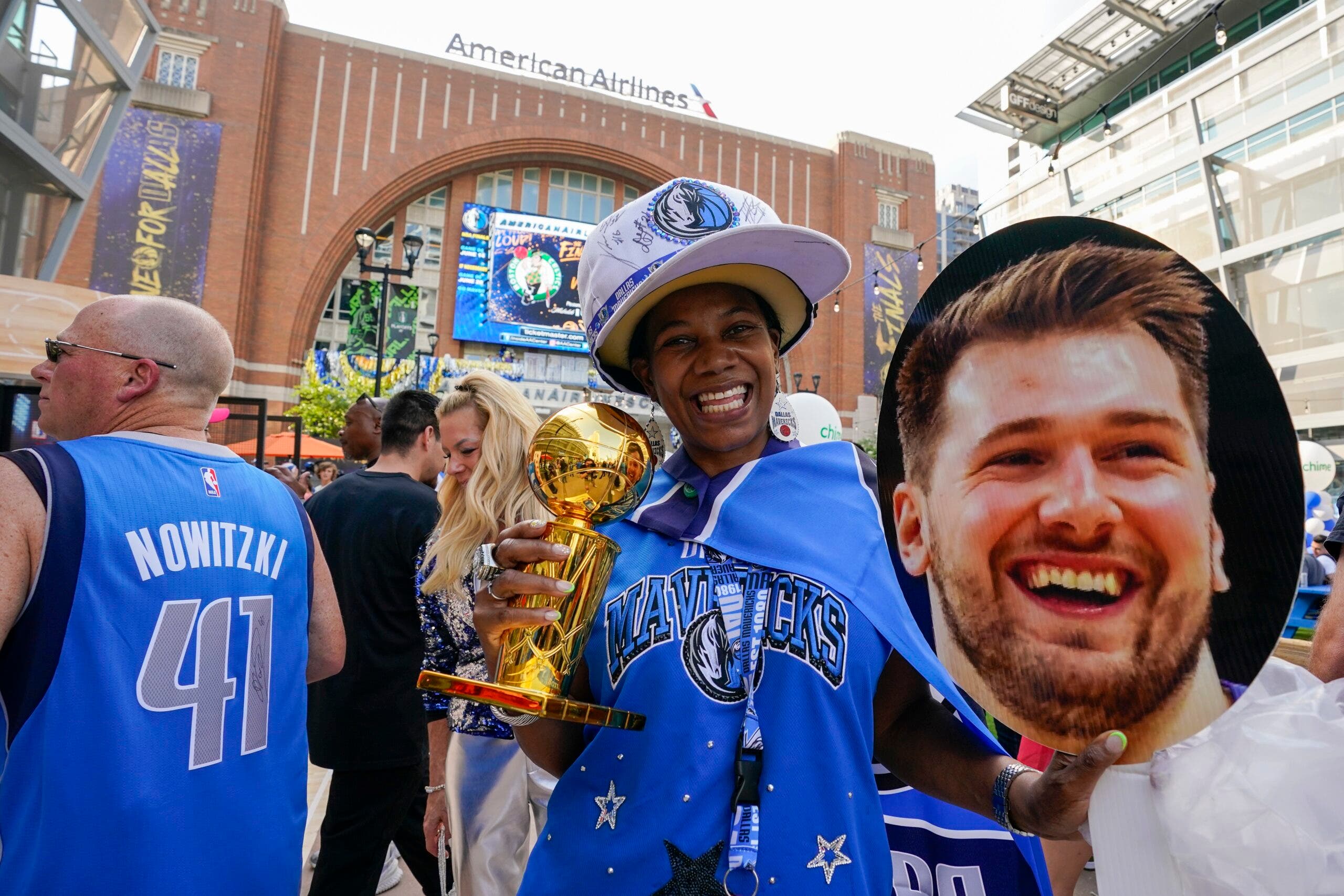 Finales NBA: La ola azul de los Mavs tiene fe