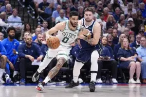 Los Celtics plantan su bandera en Dallas y acarician el anillo