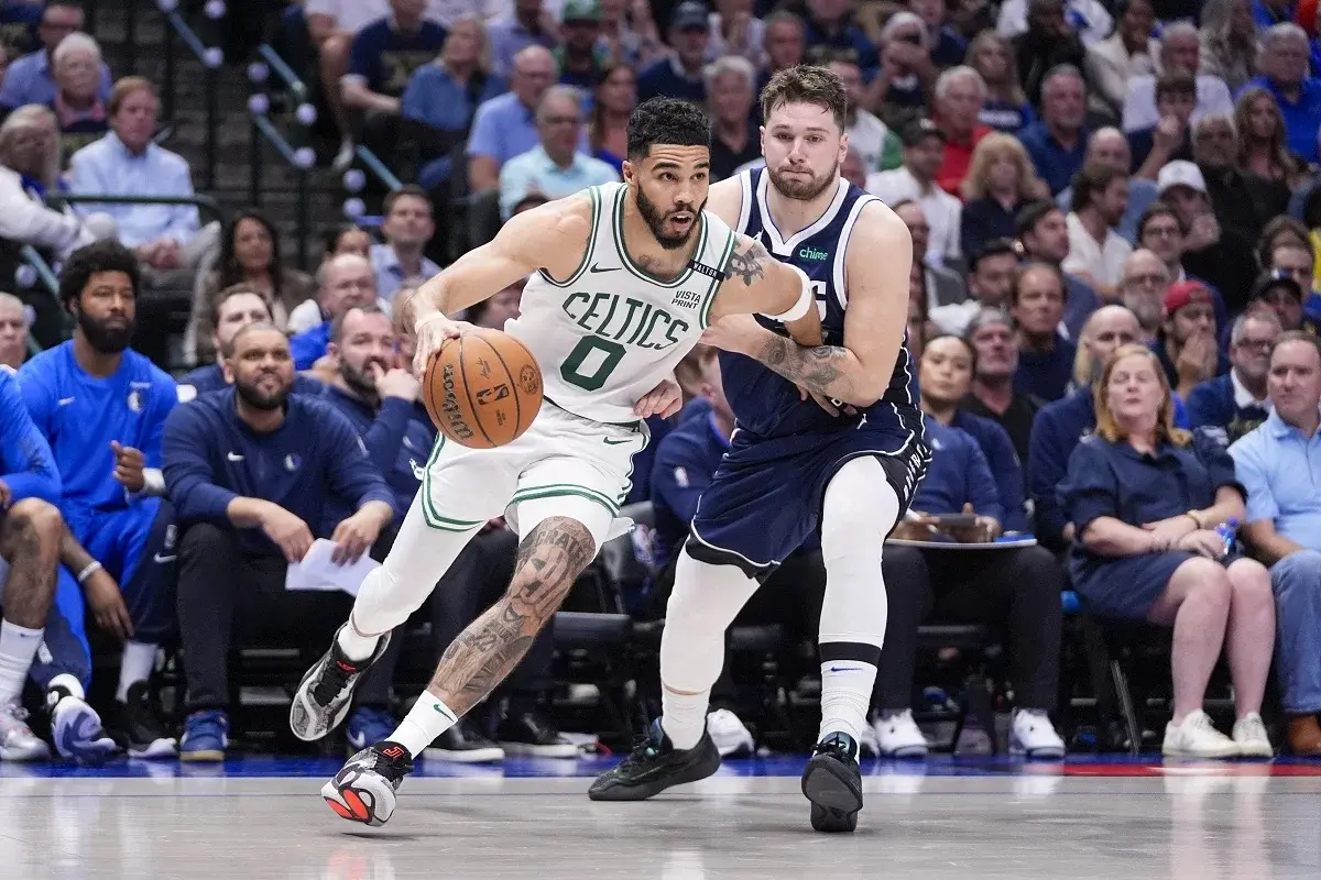 Los Celtics plantan su bandera en Dallas y acarician el anillo