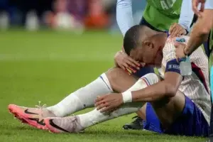 Mbappé sufre fractura de nariz y será operado en hospital de Dusseldorf