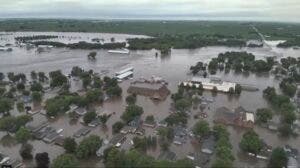 Lluvia intensa deja un pueblo inundado en Iowa