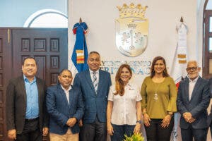 Carolina Mejía recibe a delegación de ADOPAE y reafirma compromiso con la cultura