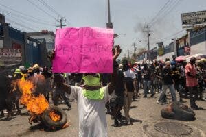 Cientos de haitianos protestan por el asesinato de tres policías a manos de bandas armadas