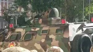 Un tanque militar entra a la fuerza por las puertas de la sede del Ejecutivo de Bolivia