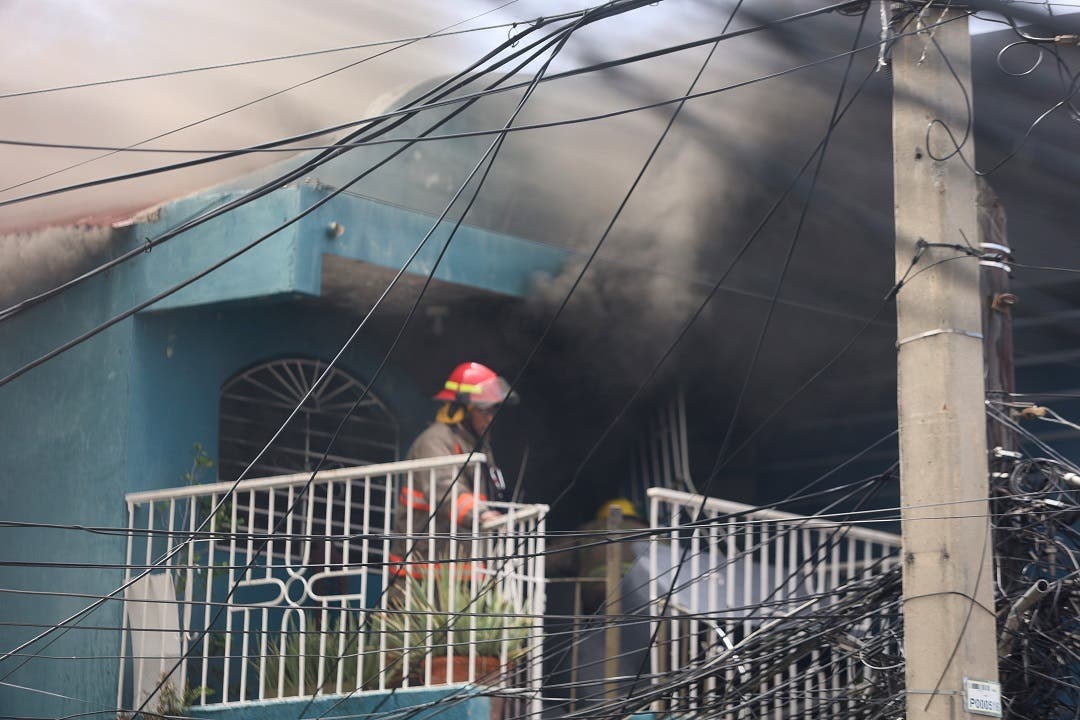 Fuego consume tres viviendas en ensanche La Fe: al menos 3 perritos Yorkshire calcinados