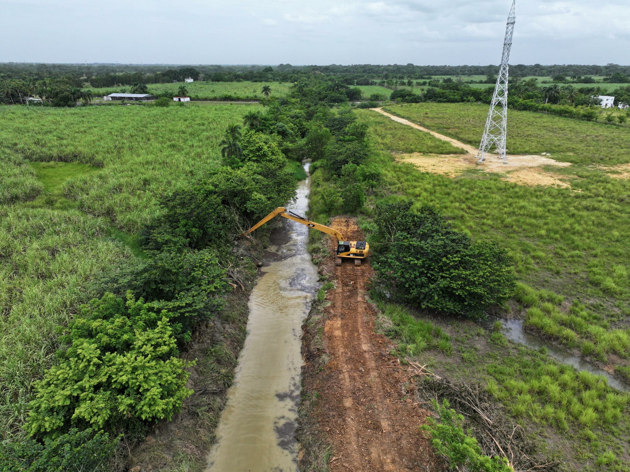 INDRHI interviene canales y drenajes del sistema de riego Yabacao, en Bayaguana