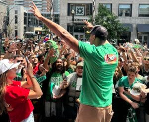 Fanáticos de los Celtics ´eufórico´ con presencia de Al Horford antes del desfile