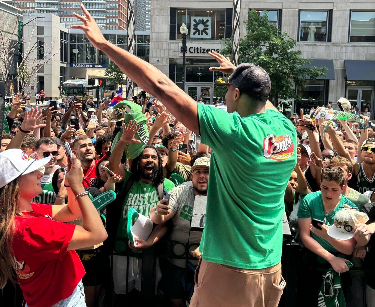 Fanáticos de los Celtics ´eufórico´ con presencia de Al Horford antes del desfile