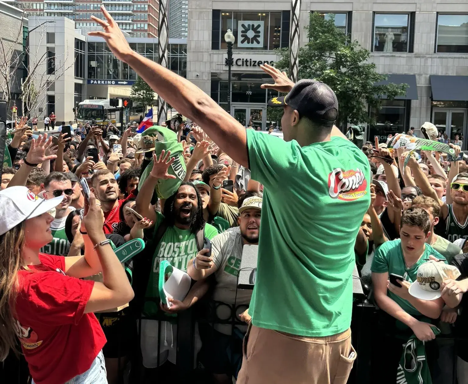 Fanáticos de los Celtics ´eufórico´ con presencia de Al Horford antes del desfile