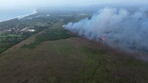 Incendio amenaza el Monumento Natural Lagunas de Cabarete y Goleta en Puerto Plata