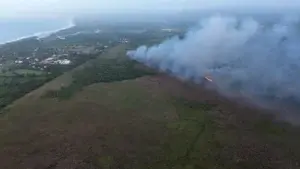 Incendio amenaza el Monumento Natural Lagunas de Cabarete y Goleta en Puerto Plata