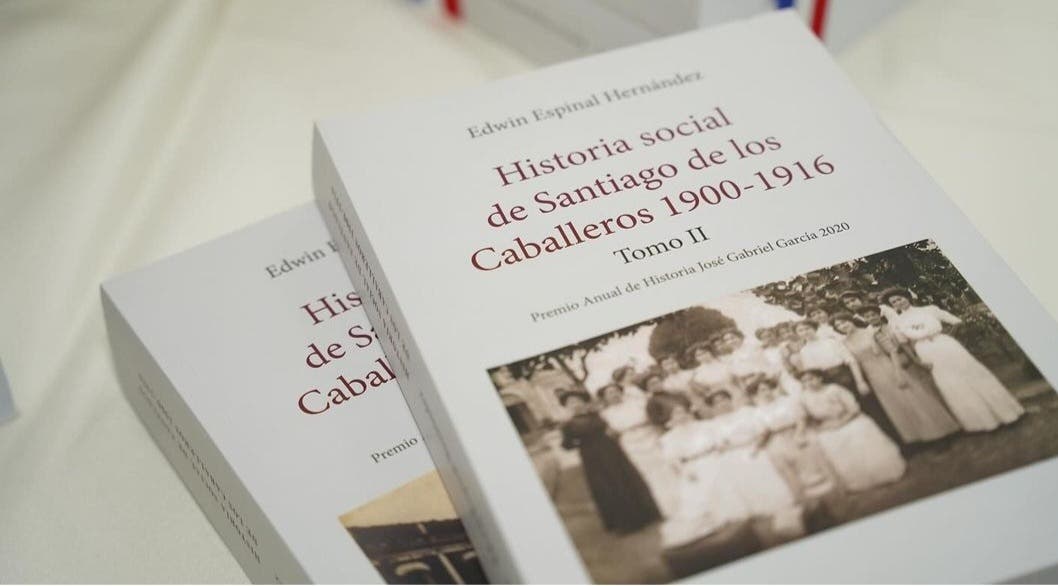 Edwin Espinal Hernández, autor de los dos tomos de la Historia Social de Santiago