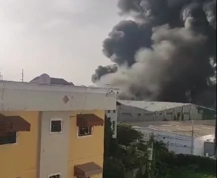 Se registra incendio en nave industrial en la autopista Duarte