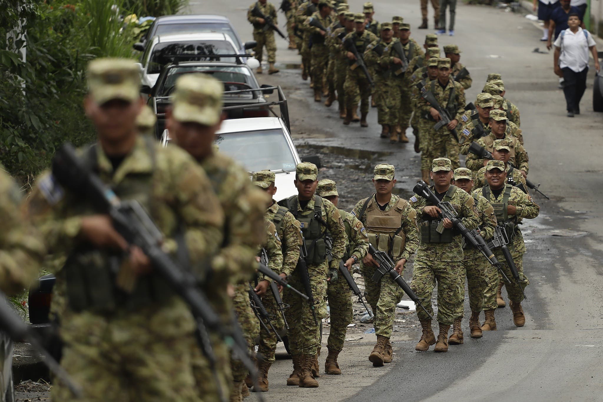 Seis militares enfrentan audiencia penal en El Salvador por la violación de una niña