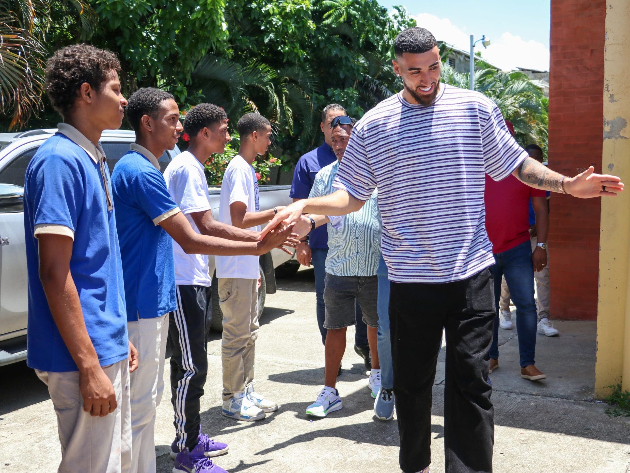 NBA Chris Duarte acude junto al INEFI a liceo en Bayona, Santo Domingo Oeste