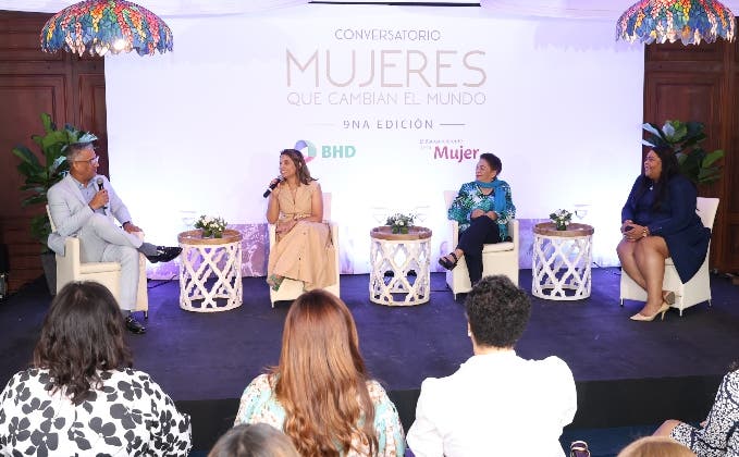 BHD realiza conversatorio en Santiago con mujeres