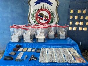 Autoridades arrestan tres hombres y ocupan 64 paquetes de cocaína en autopista del Coral