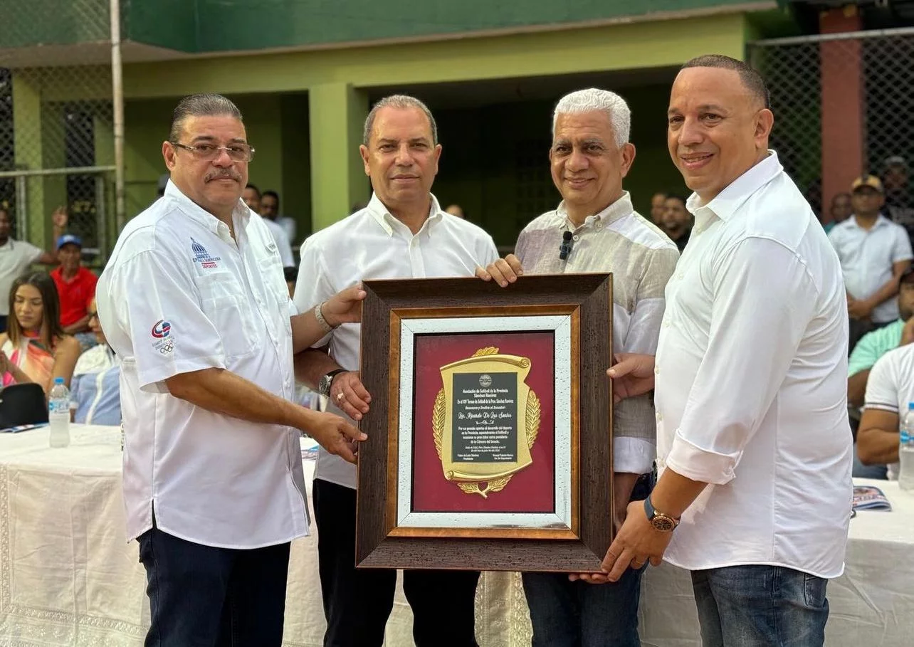 Asociación de Softball de la provincia Sánchez Ramírez reconoce al  presidente del Senado