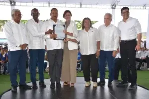 Gobierno entrega 2,759 títulos de propiedad a familias en Santo Domingo Este