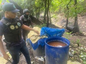 Policía Nacional desmantela laboratorio clandestino de bebidas alcohólicas en Azua