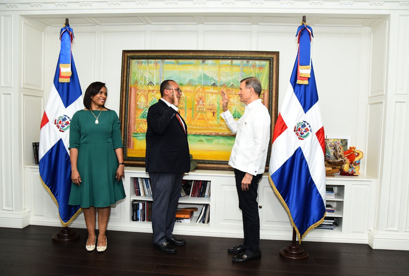 Canciller Roberto Álvarez juramenta al nuevo director general de Pasaportes
