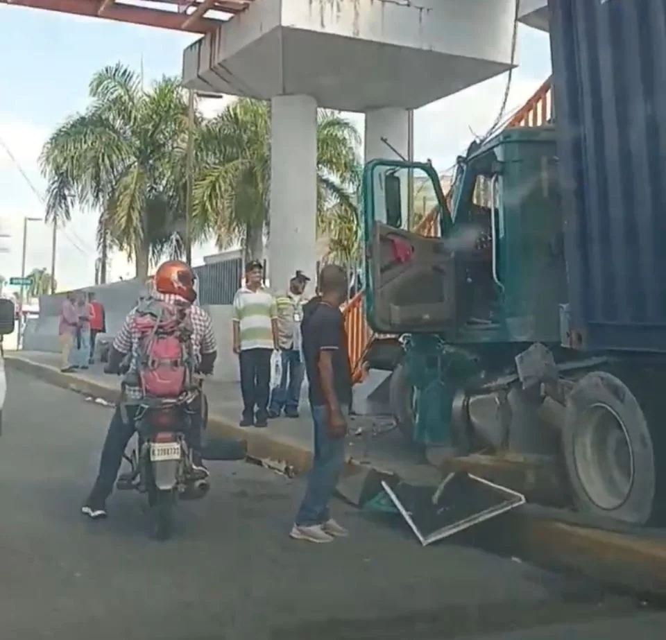 Camión patana se accidenta en la cercanía del Hospital  Darío Contreras