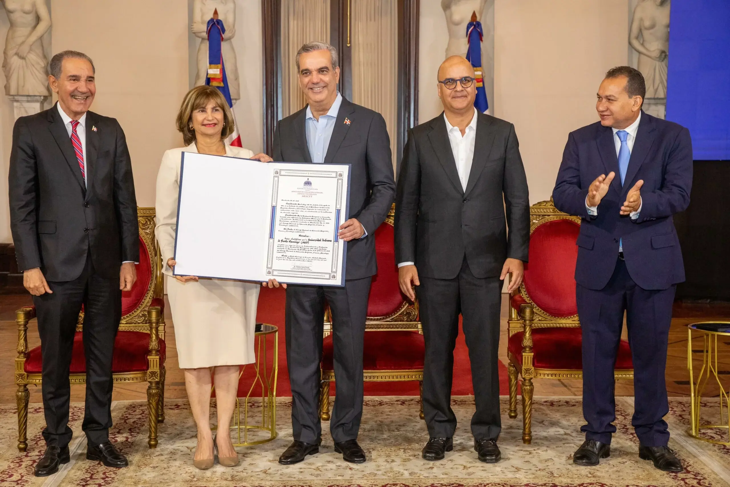 Presidente Abinader encabeza primera entrega de certificación quinquenal a 49 instituciones de educación superior