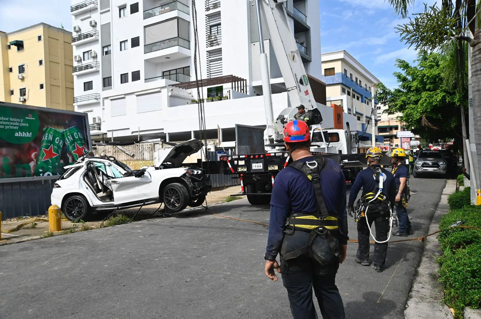 Mueren dos personas y dos resultan heridas al caer vehículo en una construcción en el Evaristo Morales