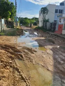 Denuncian barrio de Cotuí está sumido en el lodo y abandono