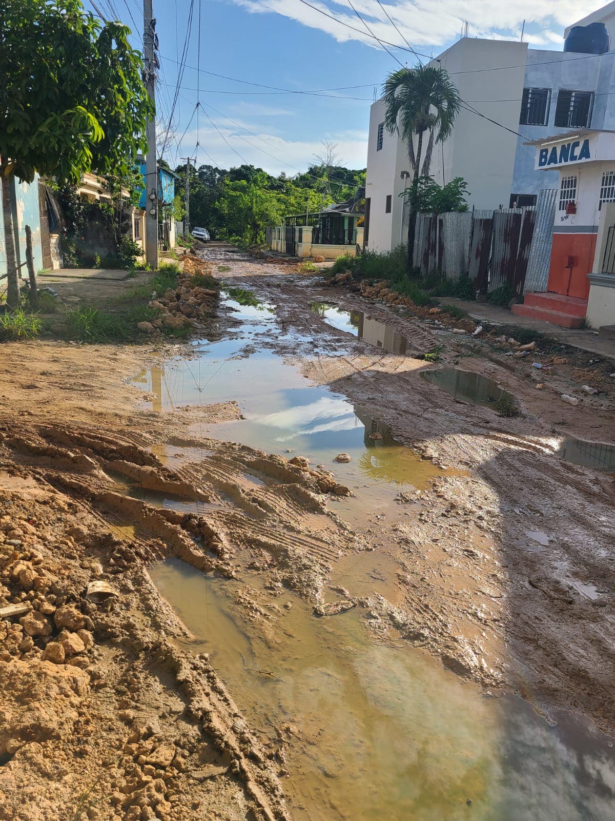 Denuncian barrio de Cotuí está sumido en el lodo y abandono