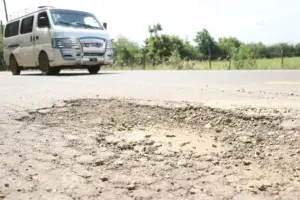 Carretera inaugurada en Monte Cristi ya presenta deterioro