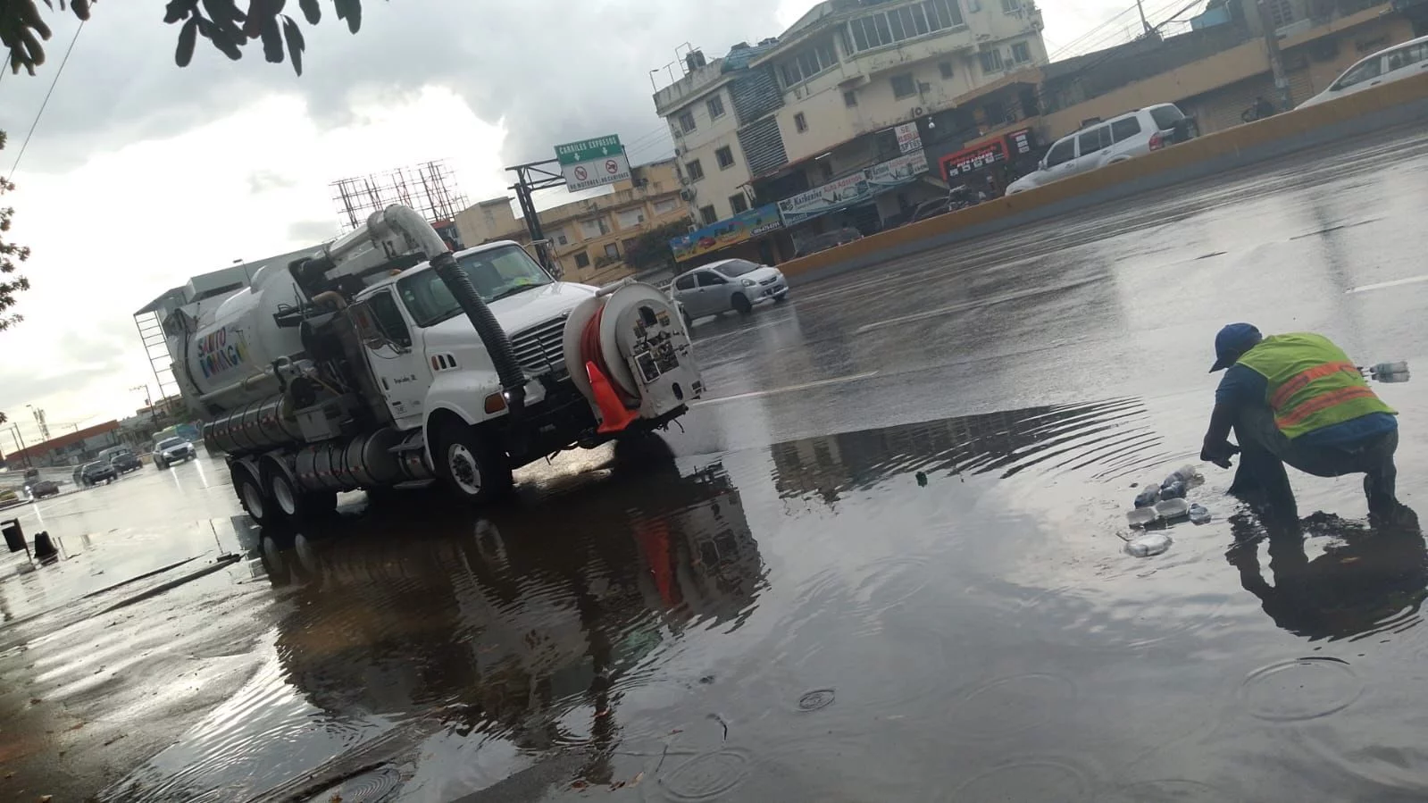 ADN refuerza trabajos preventivos de limpieza de imbornales y filtrantes ante el paso del huracán Beryl