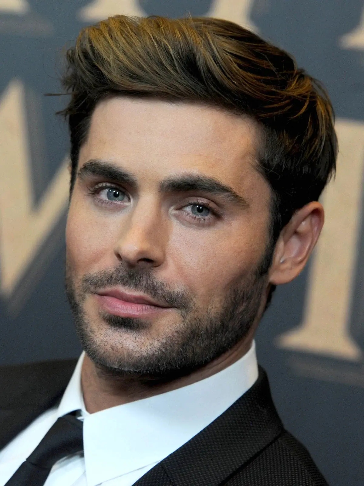 Zac Efron se somete a terapia con células madre para tratar la lesión de su espalda