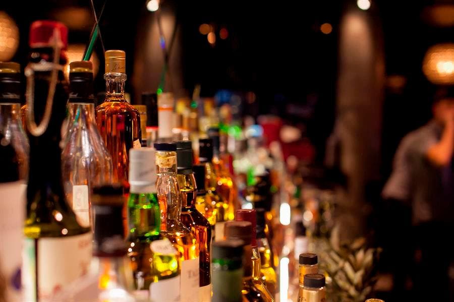 Más impuestos al ron pueden aumentar el consumo de alcohol adulterado, advierte Circe Almánzar