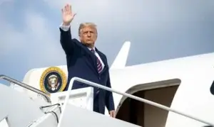 Trump llega a Atlanta en su avión privado para su primer debate con Biden