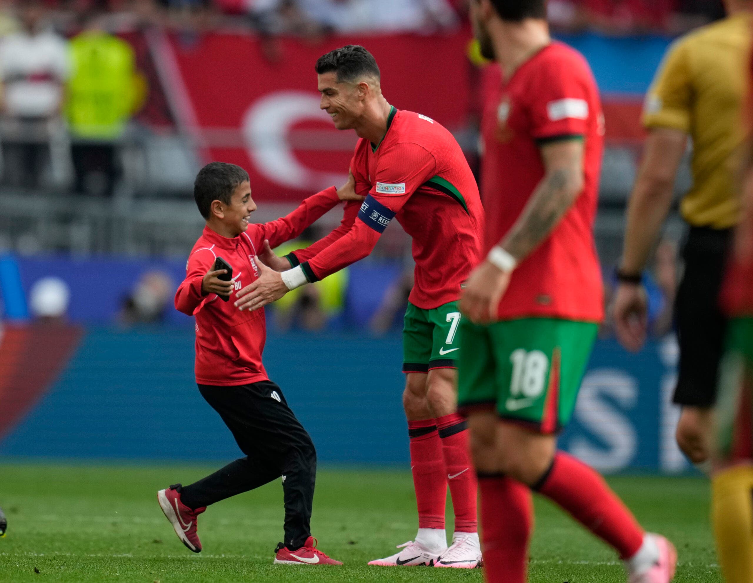 Sin goles, pero con selfies: fanáticos se tiran al terreno para tomarse una foto con Cristiano Ronaldo