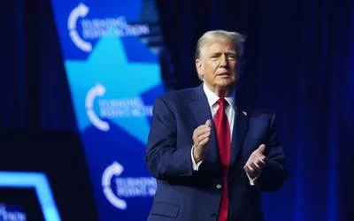 Trump participa en un foro de ultraderecha tras visitar una iglesia afroamericana