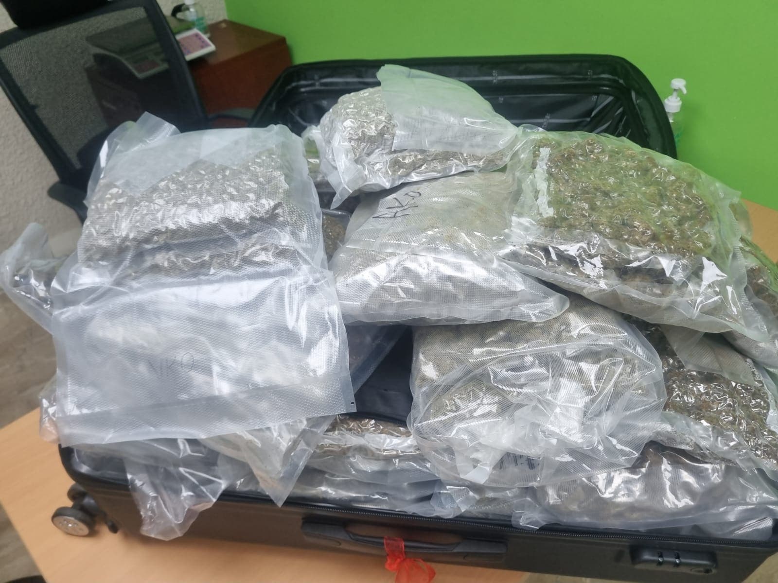 Detienen hombre y ocupan 40 paquetes de marihuana en aeropuerto Punta Cana