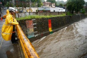 Al menos 11 fallecidos y más de 800 albergados por las intensas lluvias en El Salvador