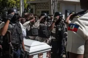 Primer ministro haitiano asiste al funeral de los 3 policías asesinados por bandas armadas